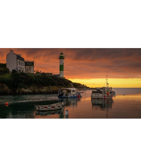 Crépuscule orangé sur le port de Doëlan