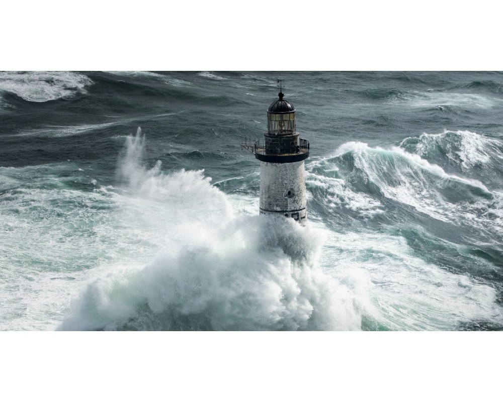 Phare d'Ar-Men dans les vagues, chaussée de Sein