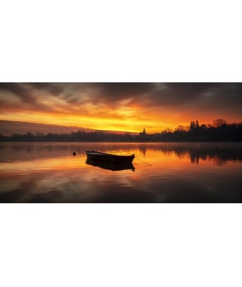 Barque au coucher du soleil sur le lac de Vioreau