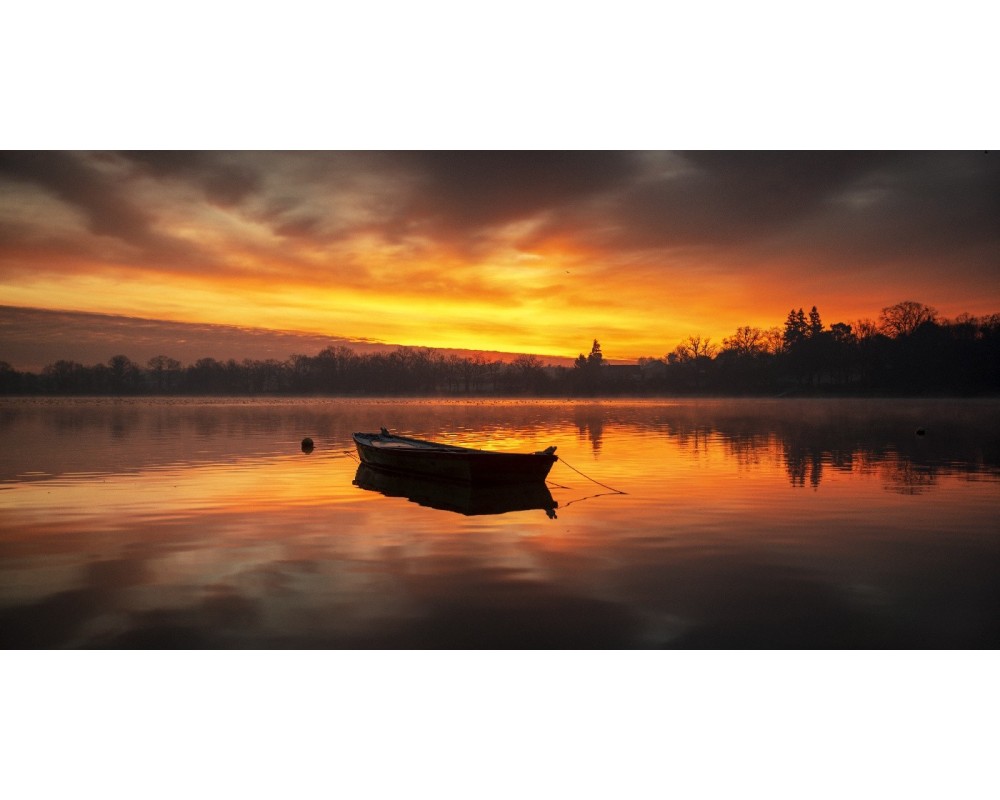 Barque au coucher du soleil sur le lac de Vioreau