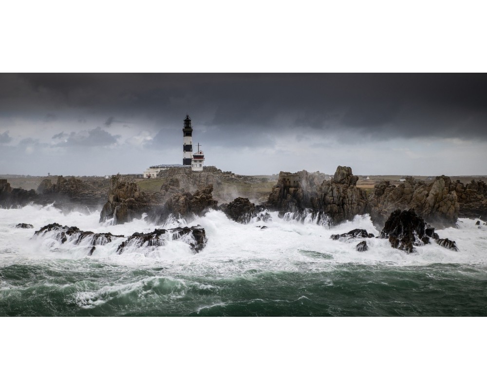 Phare du Créac'h à Ouessant, rochers et vagues