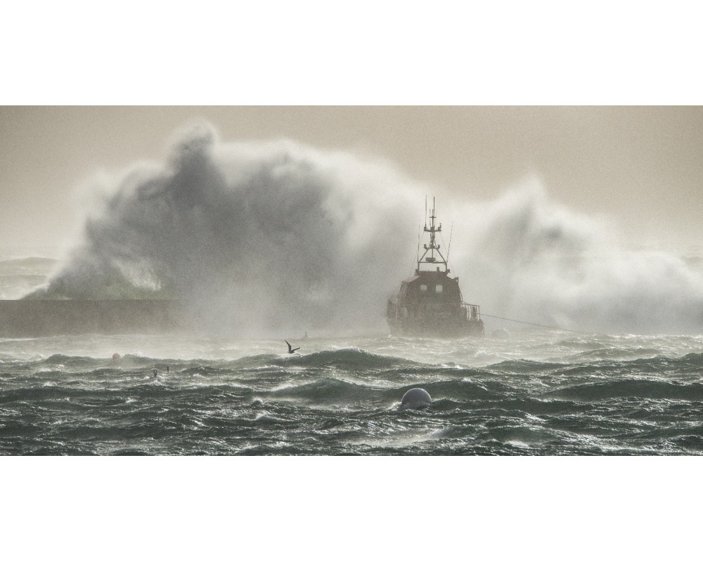 Tempête au Conquet, la vague recouvre la digue