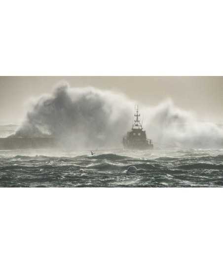 Tempête au Conquet, la vague recouvre la digue