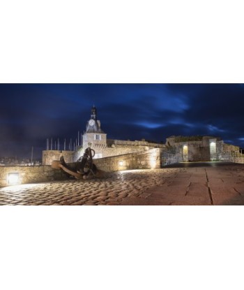 Ville close de Concarneau illuminée à l'heure bleue