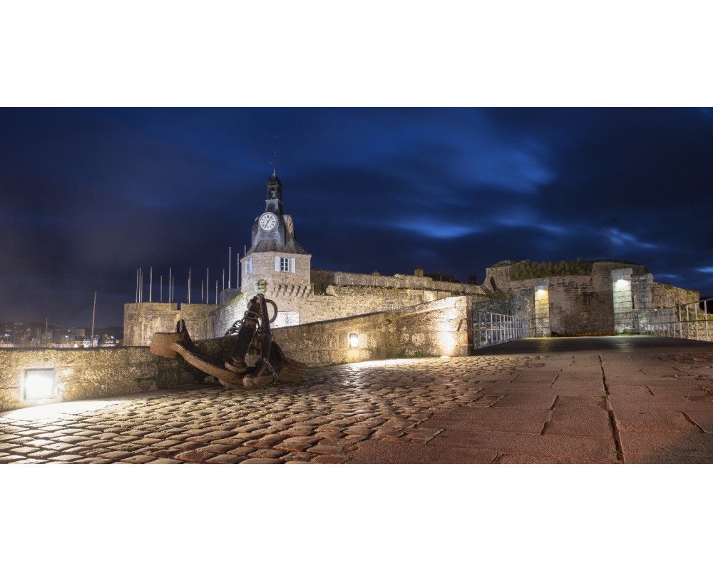 Ville close de Concarneau illuminée à l'heure bleue