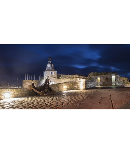 Ville close de Concarneau illuminée à l'heure bleue