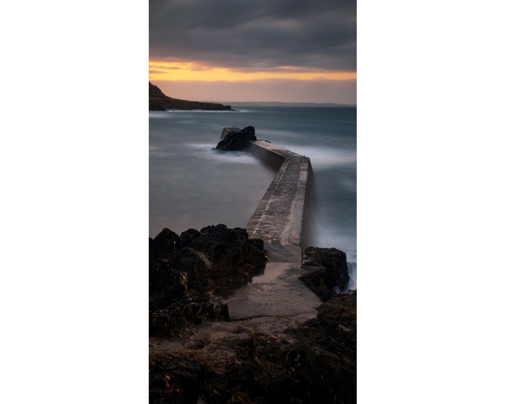Digue de Doëlan en pose longue au coucher du soleil