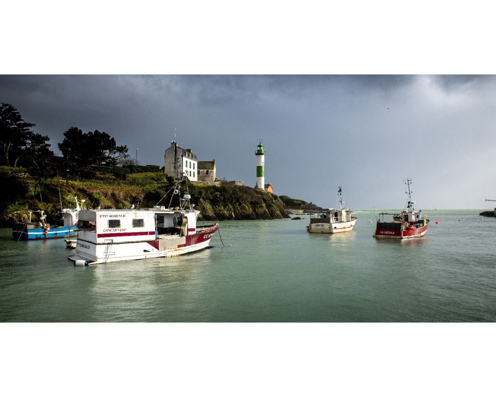 Bateaux de pêche à l'entrée du port de Doëlan