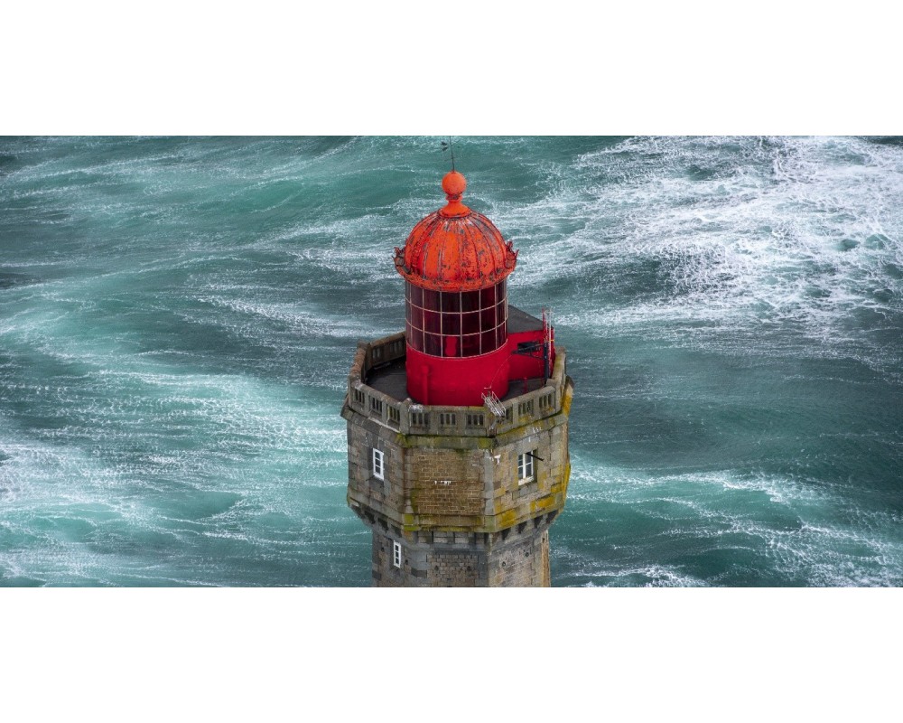 Phare de la Jument vu d'en haut, mer tourbillonnante