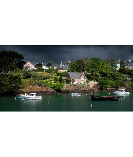 Maisons de Doëlan et barques sous un ciel menaçant