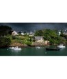 Maisons de Doëlan et barques sous un ciel menaçant