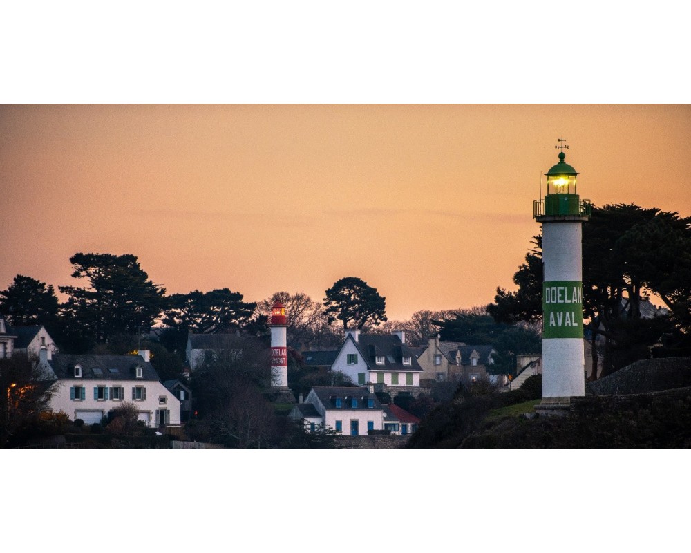 Phare de Doëlan sous un ciel orangé
