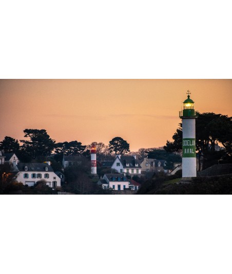 Phare de Doëlan sous un ciel orangé