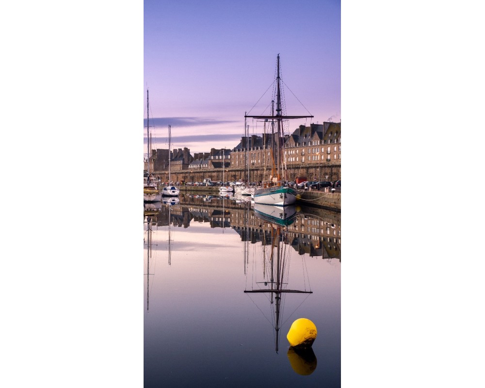 Vieux gréement à quai, port de Saint-Malo au crépuscule