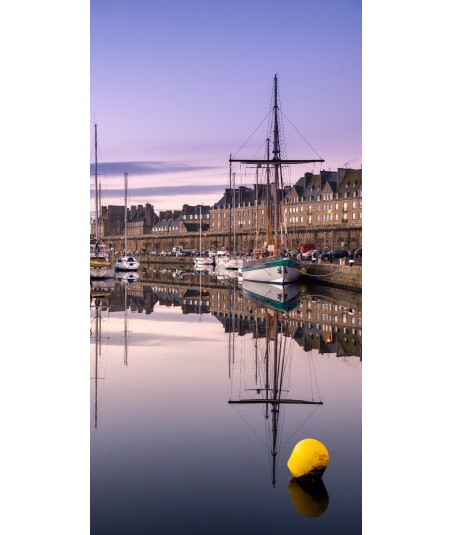 Vieux gréement à quai, port de Saint-Malo au crépuscule