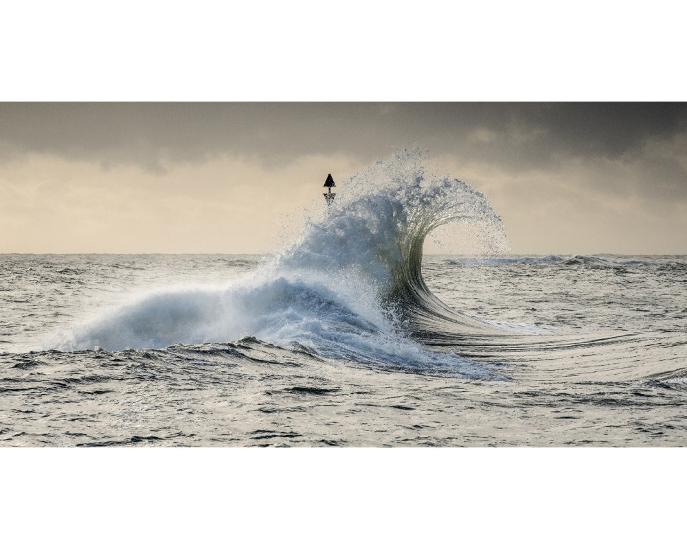 Vague recourbée sur la côte de Lomener