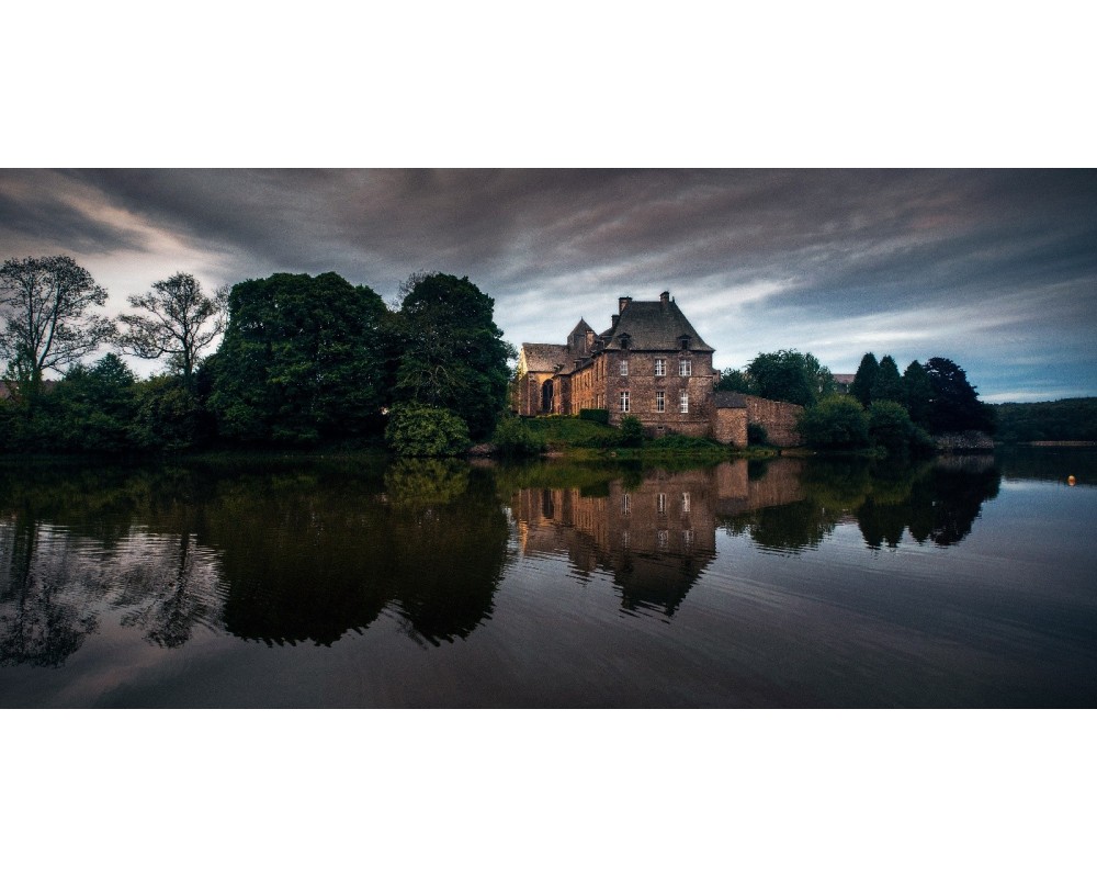 Abbaye de Paimpont et son reflet sur l'étang
