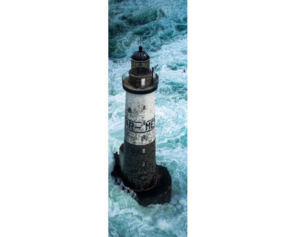 Phare d'Ar-Men dans l'écume, panoramique vertical