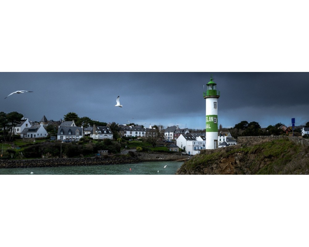 Phare de Doëlan au soir, panoramique bleu