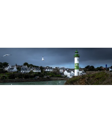 Phare de Doëlan au soir, panoramique bleu