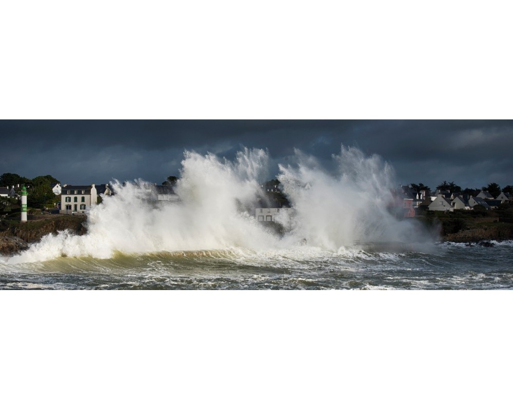 Vague qui explose à Doëlan, panoramique de tempête