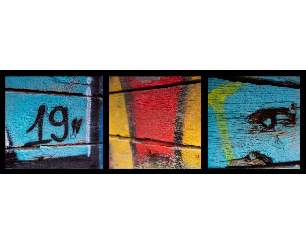 Détails de coque d'épave, rouge, jaune et bleu