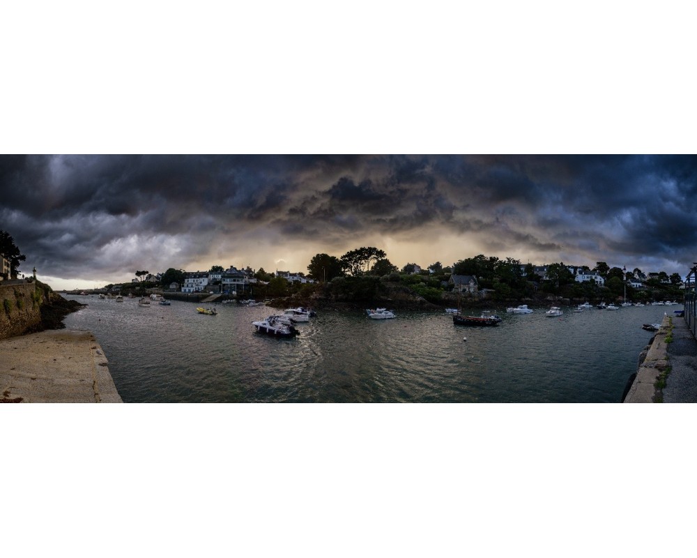 Quai de Doëlan et nuages sombres en panoramique