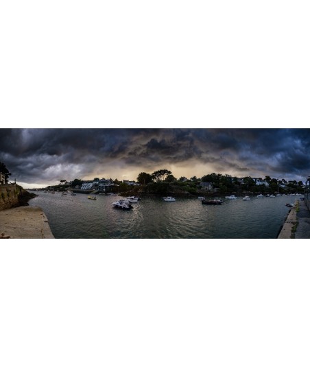 Quai de Doëlan et nuages sombres en panoramique
