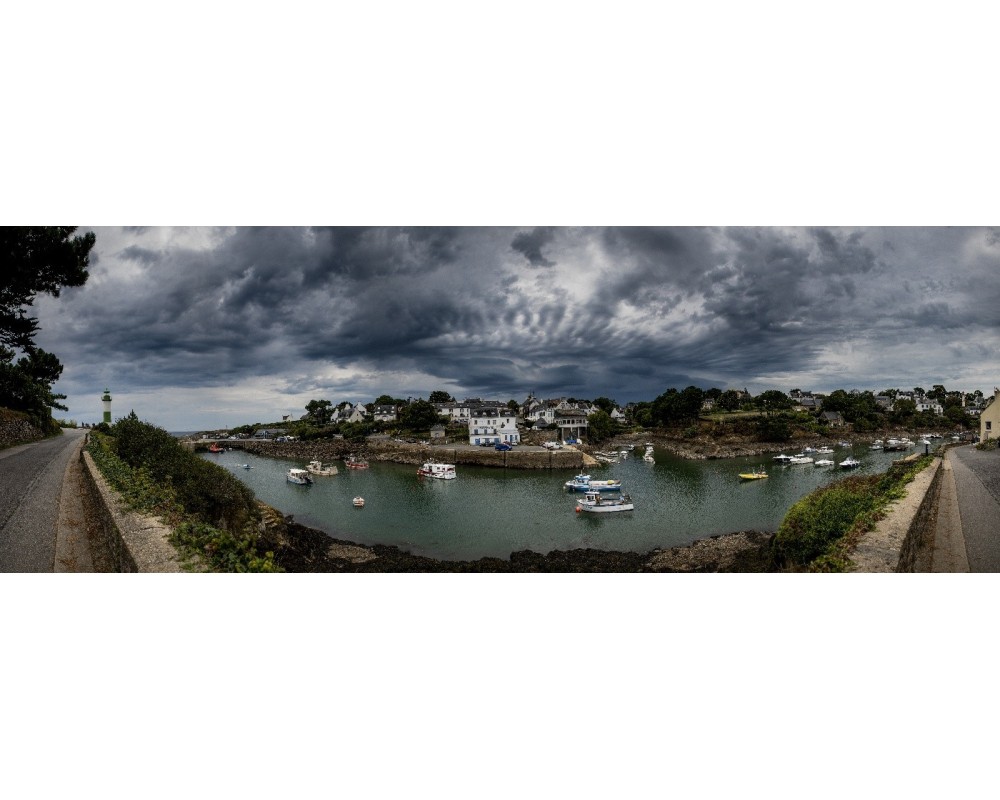 Port de Doëlan sous un ciel d'orage, vue panoramique