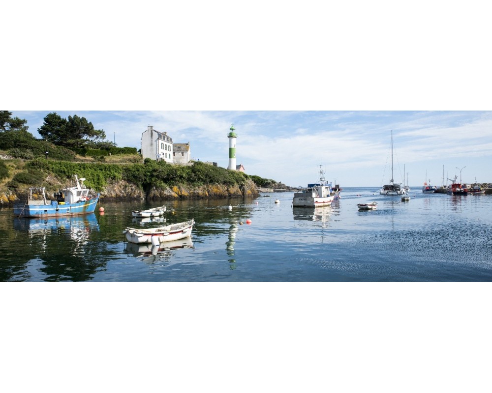 Port de Doëlan en panoramique, ciel bleu et reflets
