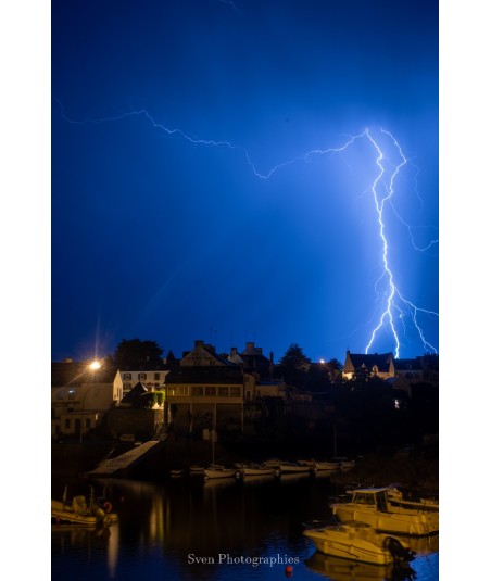 Éclair bleu sur Doëlan à la tombée de la nuit