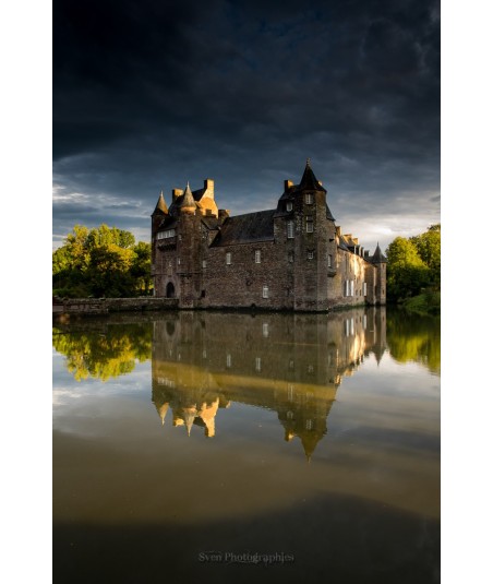 Château de Trécesson, reflet vertical dans l'étang