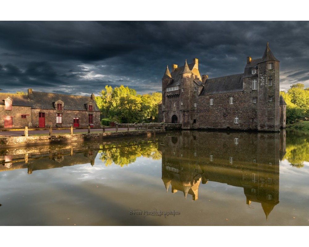 Château de Trécesson et son reflet sous l'orage
