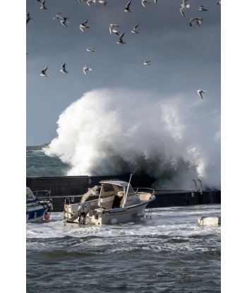 Tempête Céline, vague géante derrière un bateau à quai