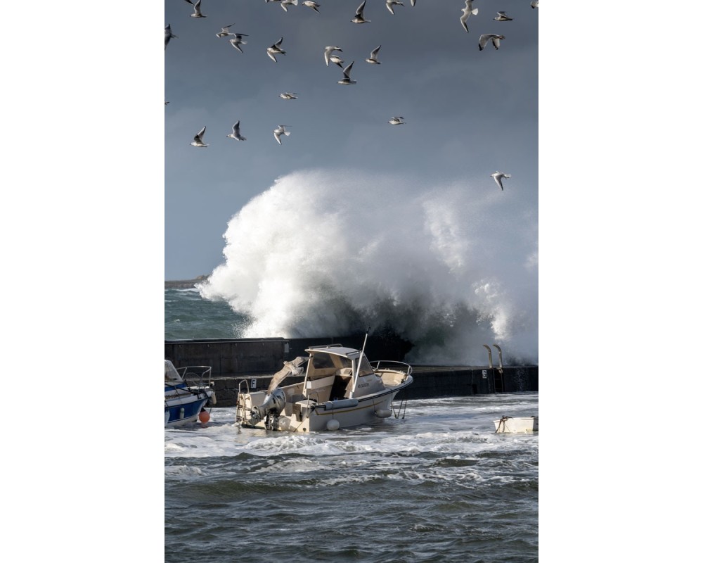 Tempête Céline, vague géante derrière un bateau à quai