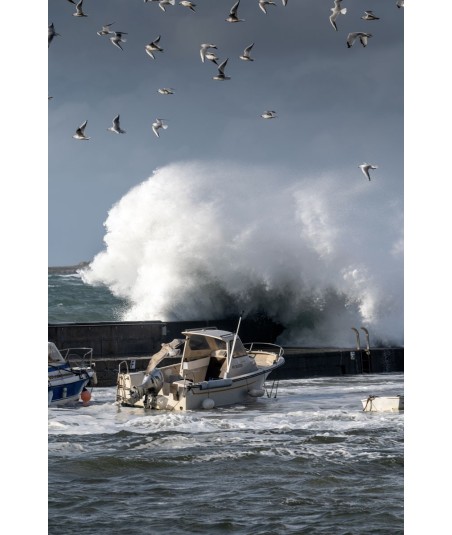 Tempête Céline, vague géante derrière un bateau à quai