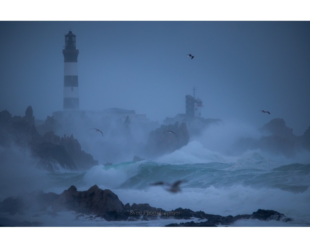 Tempête Ciarán, Ouessant noyée dans les embruns bleus