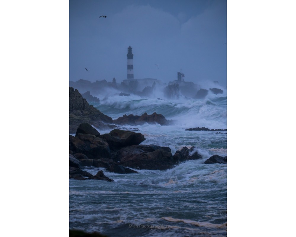 Tempête Ciarán, le Créac'h dans la nuit bleue