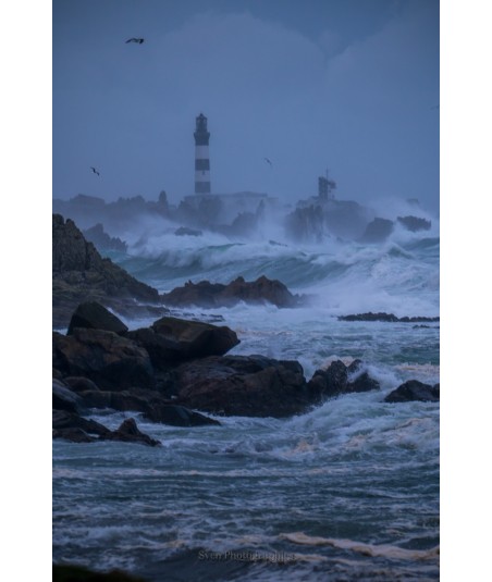Tempête Ciarán, le Créac'h dans la nuit bleue