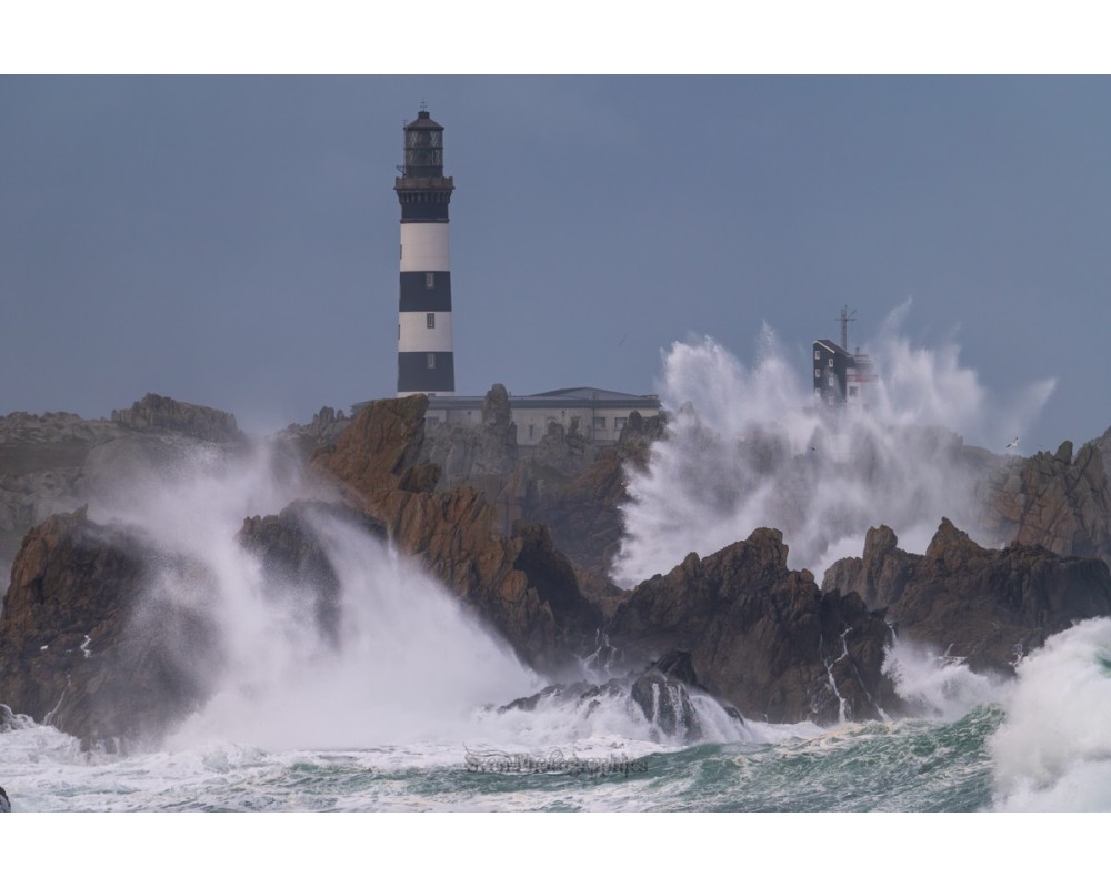 Tempête Ciarán, le Créac'h au-dessus des vagues