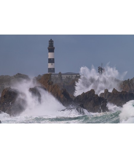 Tempête Ciarán, le Créac'h au-dessus des vagues
