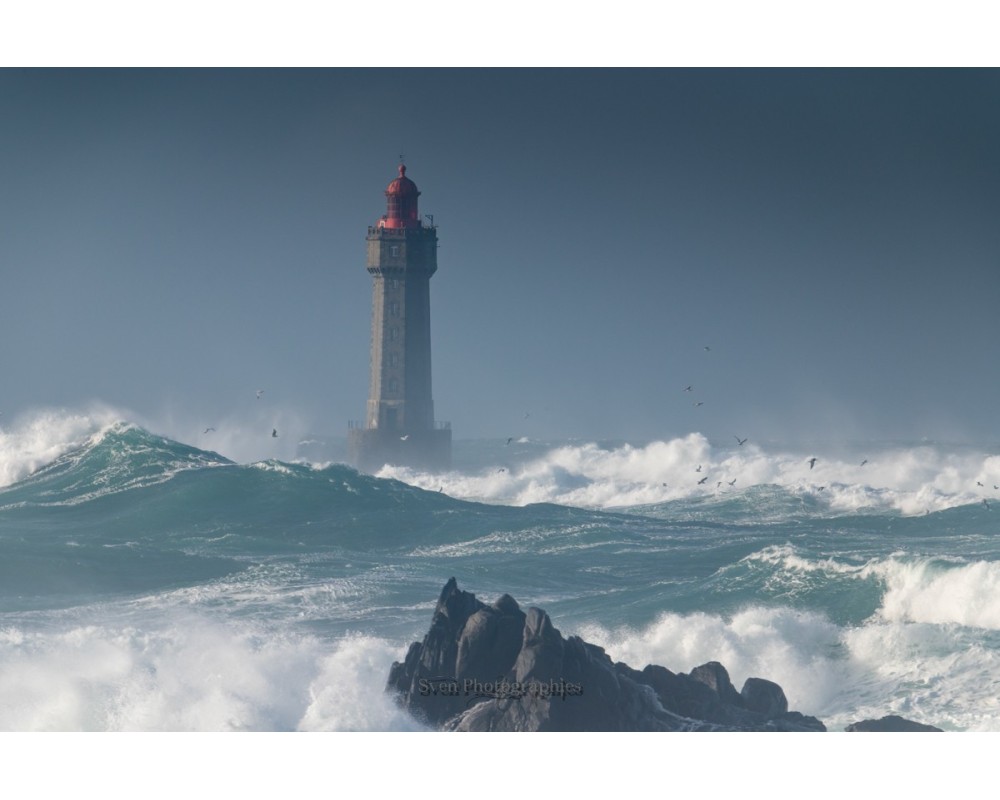 Tempête Ciarán, phare en mer et vagues vertes