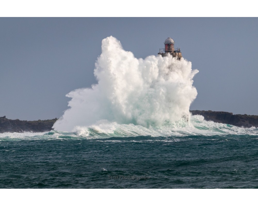 Tempête Ciarán, gerbe d'écume sur un phare en mer