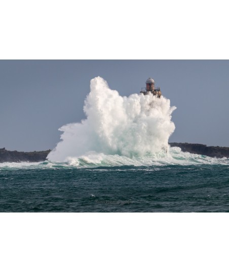 Tempête Ciarán, gerbe d'écume sur un phare en mer
