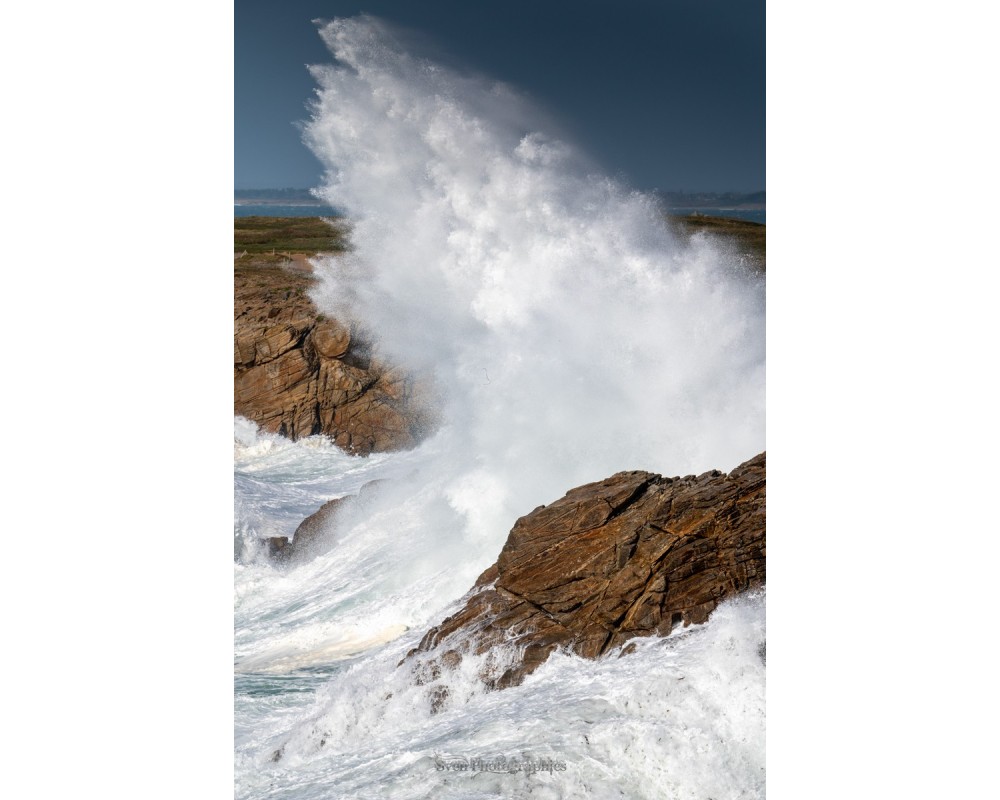 Tempête Céline, explosion d'écume entre les rochers de Quiberon