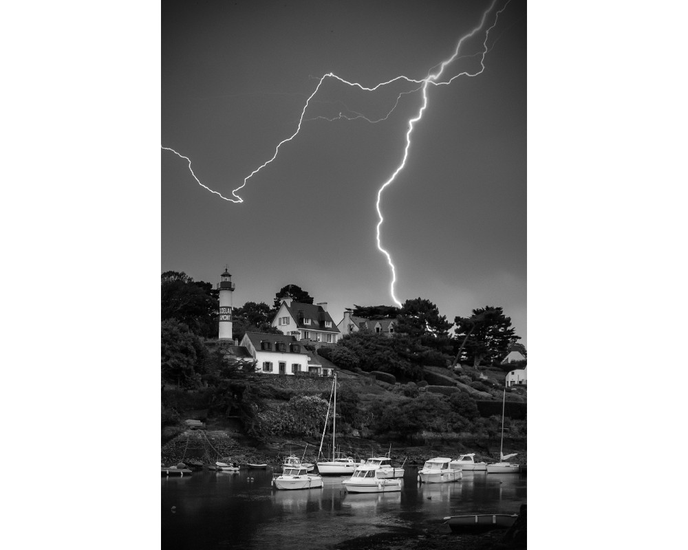 Orage sur Doëlan, éclairs au-dessus du port la nuit — noir et blanc