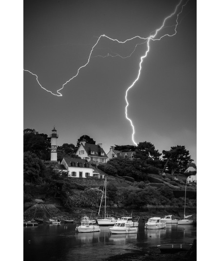 Orage sur Doëlan, éclairs au-dessus du port la nuit — noir et blanc