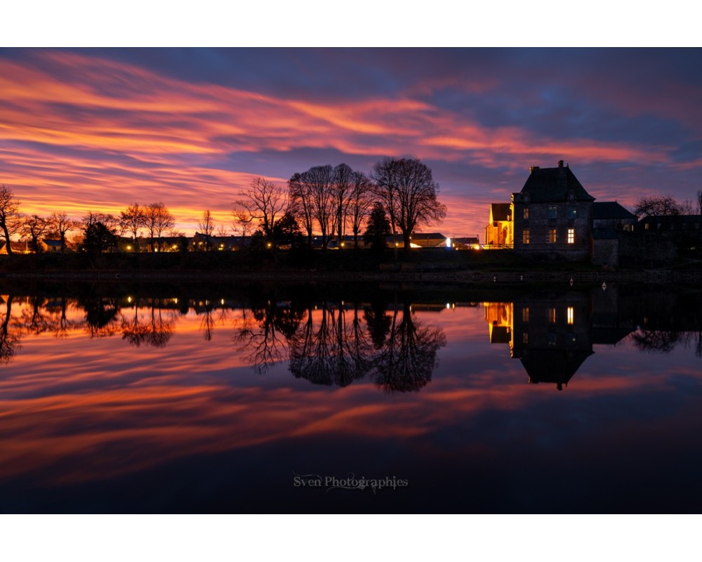 Abbaye de Paimpont et étang au coucher du soleil