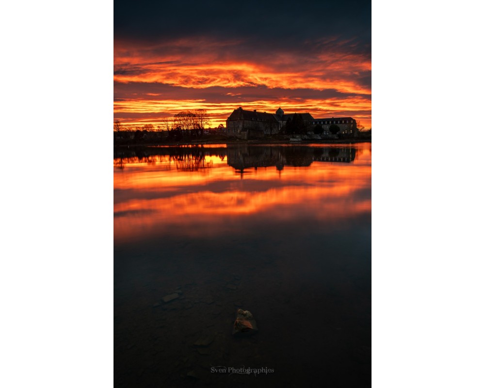 Abbaye de Paimpont, reflet du ciel orangé