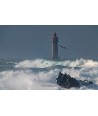 Phare de la Jument — Vague géante turquoise et oiseaux en vol sous le ciel de tempête